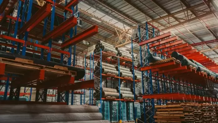 Cantilever e porta-paletes com cargas