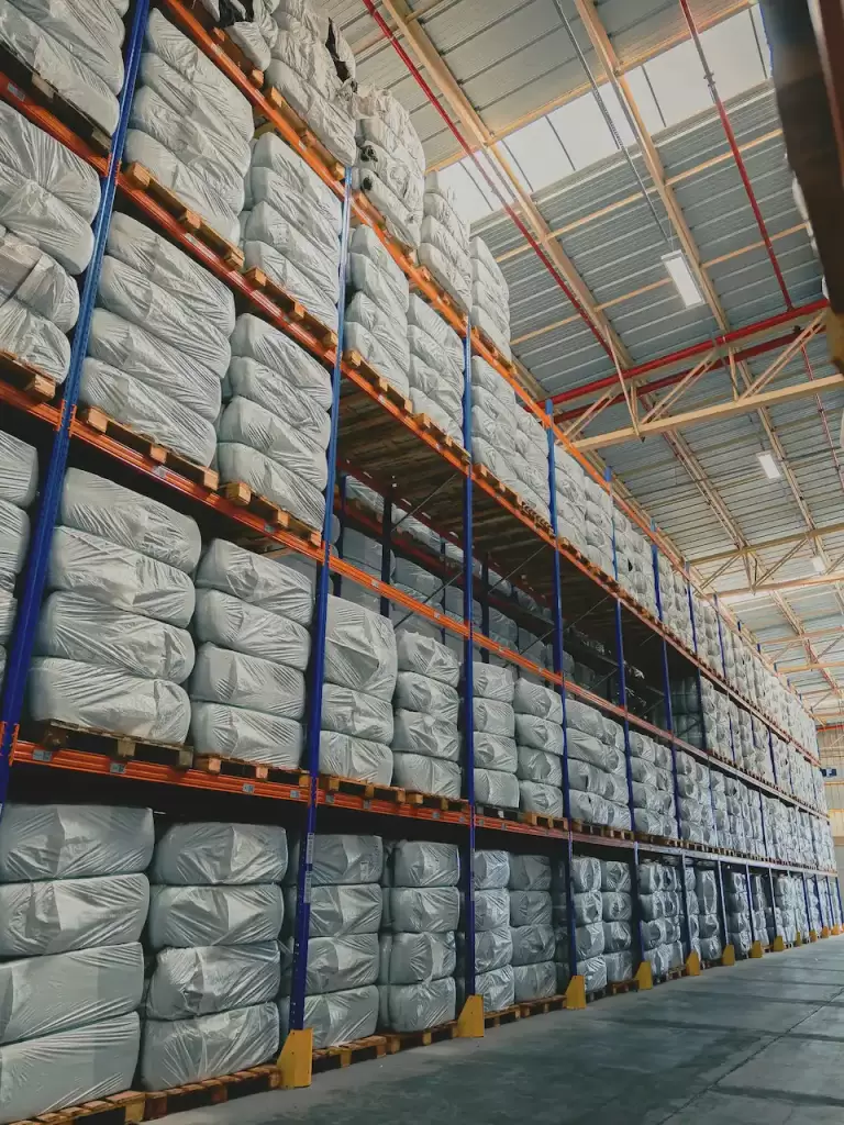 Corredor de porta-paletes com cargas volumosas